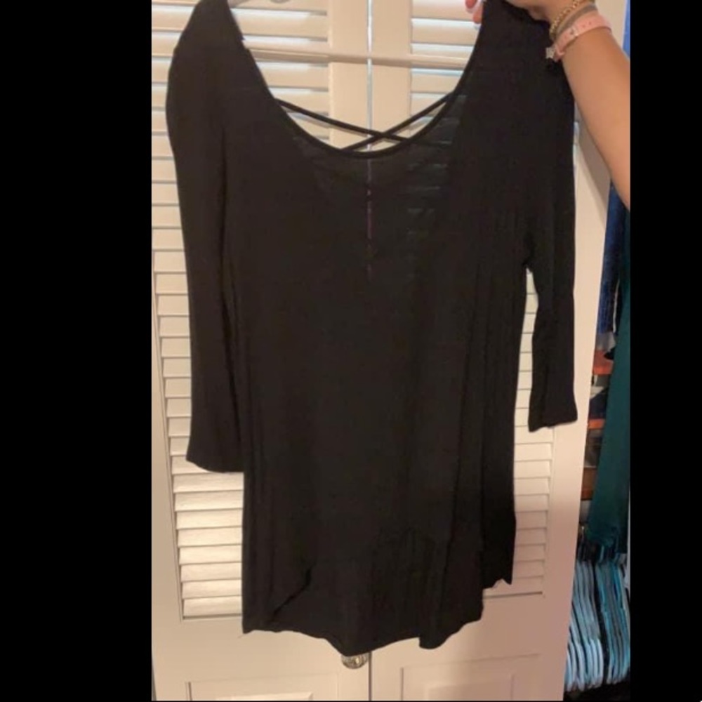 1/4 length sleeve black shirt longer in back